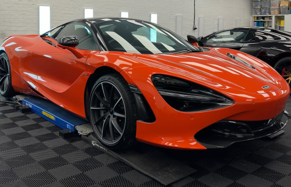 亮橙色迈凯伦720s