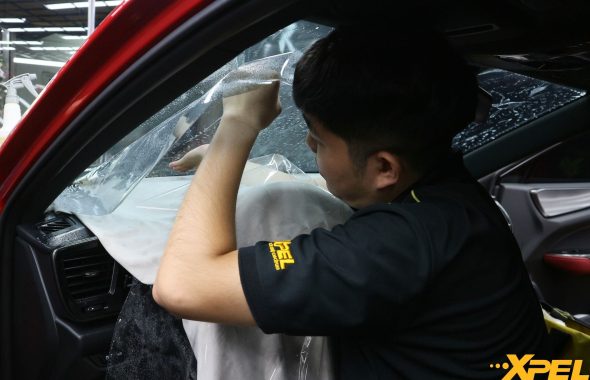 汽车窗膜上有气泡应该怎么办？