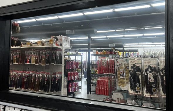 千万别在商店里对着“大镜子”搔首弄姿，里面有人看得到