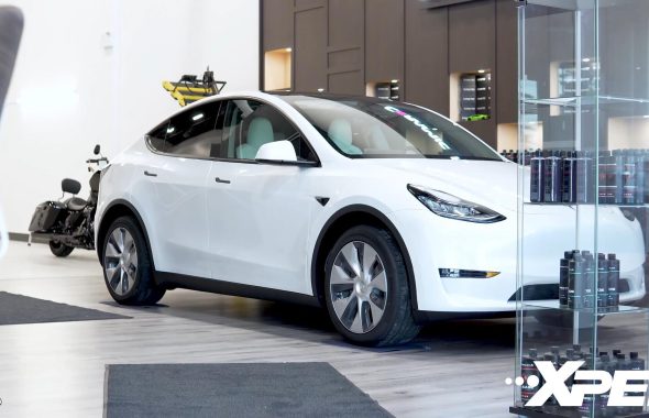 白色特斯拉model Y