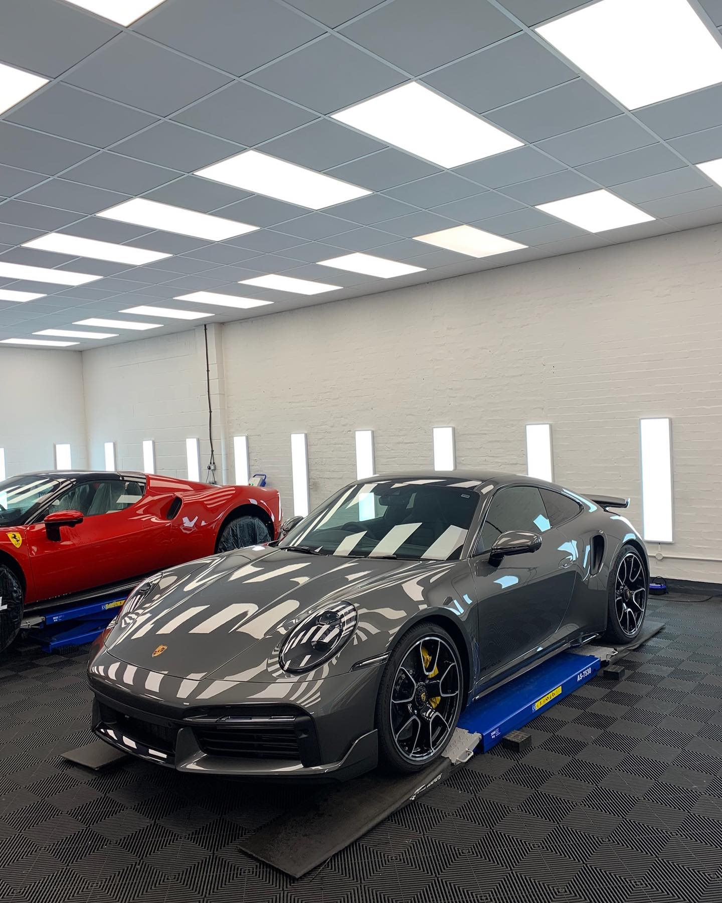 新款保时捷911 Turbo S装贴XPEL漆面保护膜/隐形车衣
