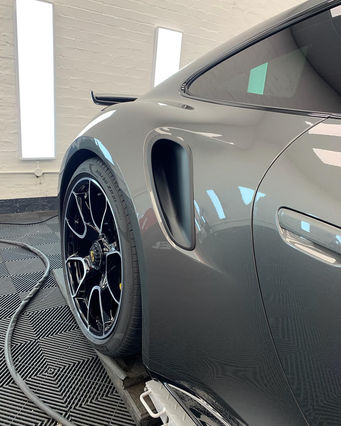 新款保时捷911 Turbo S装贴XPEL漆面保护膜/隐形车衣